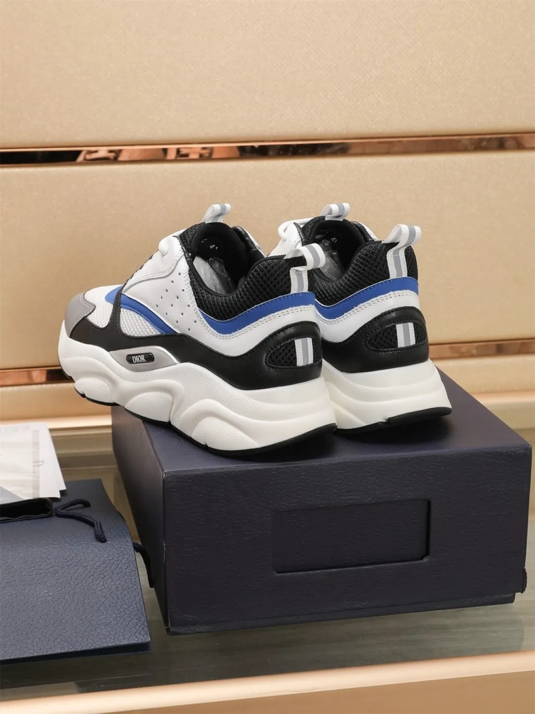 Men's shoes 💰P460💰【Dior】Dior✨ is online at the same time👏 This casual sneaker is a new product in the series and continues Di*r's classic style. The upper is made of original mesh and cow leather, with a two-color textured outsole, and the brand's iconic details on the rear collar and heel to enhance the style. Fashionable and versatile. Wear it with jeans or slacks for a casual look. Size: 38-44 (45 customized)